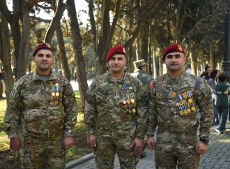 Vətən Müharibəsindəki Zəfərin 5 illiyinə həsr olunan hərbi paradla bağlı əhali Azadlıq meydanına toplaşır