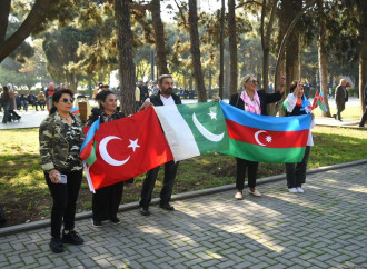 Vətən Müharibəsindəki Zəfərin 5 illiyinə həsr olunan hərbi paradla bağlı əhali Azadlıq meydanına toplaşır