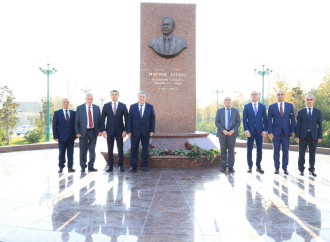 Azərbaycan nümayəndə heyəti Daşkənddə Ümummilli Lider Heydər Əliyevin abidəsini ziyarət edib