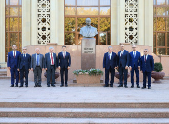 Azərbaycan nümayəndə heyəti Daşkənddə Ümummilli Lider Heydər Əliyevin abidəsini ziyarət edib