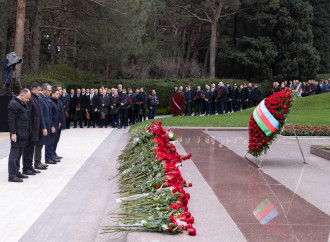 "AzerGold" QSC və törəmə şirkətlərinin kollektivi Ümummilli Lider Heydər Əliyevin məzarını ziyarət edib