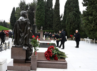 MEDİA və Audiovizual Şura nümayəndələri Ümummilli Lider Heydər Əliyevin məzarını ziyarət ediblər