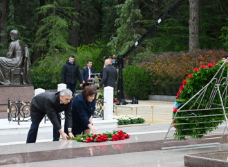 Dövlət və hökumət rəsmiləri Fəxri xiyabanda Ulu Öndər Heydər Əliyevin xatirəsini yad ediblər