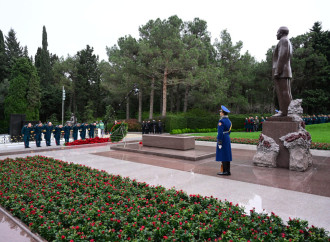 Dövlət və hökumət rəsmiləri Fəxri xiyabanda Ulu Öndər Heydər Əliyevin xatirəsini yad ediblər