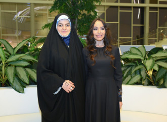 Heydər Əliyev Fondunun vitse-prezidenti Leyla Əliyeva ilə İran Prezidentinin qızı Zəhra Pezeşkian Mənim dənizlərim, mənim okeanlarım sərgisini ziyarət ediblər