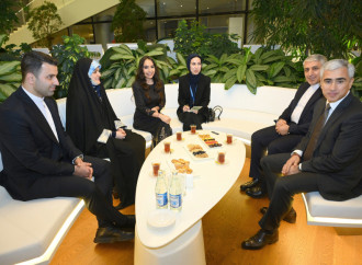 Heydər Əliyev Fondunun vitse-prezidenti Leyla Əliyeva ilə İran Prezidentinin qızı Zəhra Pezeşkian Mənim dənizlərim, mənim okeanlarım sərgisini ziyarət ediblər