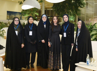 Heydər Əliyev Fondunun vitse-prezidenti Leyla Əliyeva ilə İran Prezidentinin qızı Zəhra Pezeşkian Mənim dənizlərim, mənim okeanlarım sərgisini ziyarət ediblər