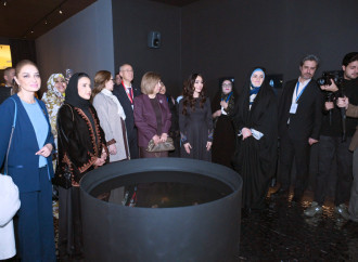 Heydər Əliyev Fondunun vitse-prezidenti Leyla Əliyeva ilə İran Prezidentinin qızı Zəhra Pezeşkian Mənim dənizlərim, mənim okeanlarım sərgisini ziyarət ediblər