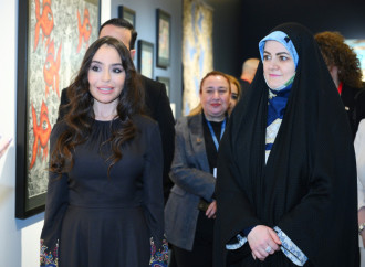 Heydər Əliyev Fondunun vitse-prezidenti Leyla Əliyeva ilə İran Prezidentinin qızı Zəhra Pezeşkian Mənim dənizlərim, mənim okeanlarım sərgisini ziyarət ediblər