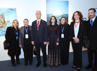 Heydər Əliyev Fondunun vitse-prezidenti Leyla Əliyeva ilə İran Prezidentinin qızı Zəhra Pezeşkian Mənim dənizlərim, mənim okeanlarım sərgisini ziyarət ediblər