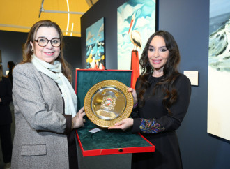 Heydər Əliyev Fondunun vitse-prezidenti Leyla Əliyeva ilə İran Prezidentinin qızı Zəhra Pezeşkian Mənim dənizlərim, mənim okeanlarım sərgisini ziyarət ediblər