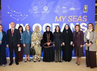 Heydər Əliyev Fondunun vitse-prezidenti Leyla Əliyeva ilə İran Prezidentinin qızı Zəhra Pezeşkian Mənim dənizlərim, mənim okeanlarım sərgisini ziyarət ediblər