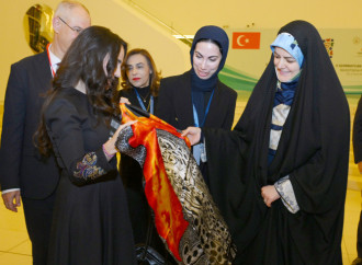 Heydər Əliyev Fondunun vitse-prezidenti Leyla Əliyeva ilə İran Prezidentinin qızı Zəhra Pezeşkian Mənim dənizlərim, mənim okeanlarım sərgisini ziyarət ediblər