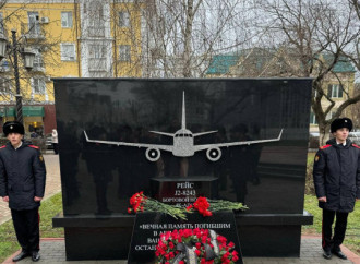 Qroznıda AZAL-ın təyyarə qəzası qurbanlarının xatirə lövhəsi açılıb