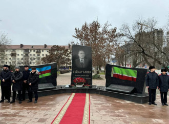 Qroznıda AZAL-ın təyyarə qəzası qurbanlarının xatirə lövhəsi açılıb