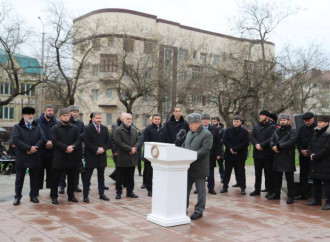 Qroznıda AZAL-ın təyyarə qəzası qurbanlarının xatirə lövhəsi açılıb