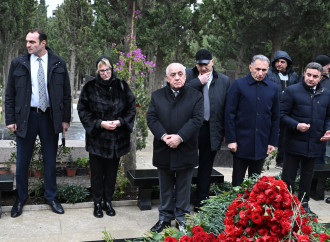 Əli Əsədov AZAL təyyarəsinin qəzasının birinci ildönümündə həlak olan ekipaj üzvlərinin məzarlarını ziyarət edib