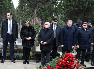 Əli Əsədov AZAL təyyarəsinin qəzasının birinci ildönümündə həlak olan ekipaj üzvlərinin məzarlarını ziyarət edib