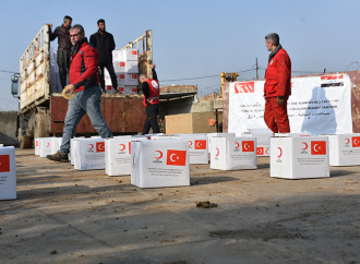 Türkiyə Qızıl Aypara Cəmiyyəti Kərkükdə daşqından zərər çəkənlərə ərzaq yardımı edib