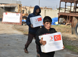 Türkiyə Qızıl Aypara Cəmiyyəti Kərkükdə daşqından zərər çəkənlərə ərzaq yardımı edib