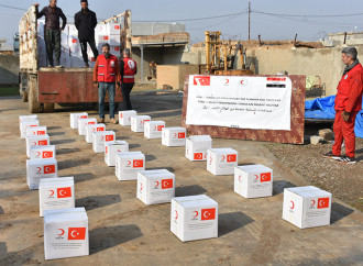 Türkiyə Qızıl Aypara Cəmiyyəti Kərkükdə daşqından zərər çəkənlərə ərzaq yardımı edib