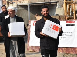 Türkiyə Qızıl Aypara Cəmiyyəti Kərkükdə daşqından zərər çəkənlərə ərzaq yardımı edib