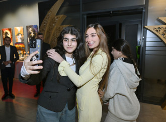 Bakı Media Mərkəzinin rəhbəri Arzu Əliyeva və Alena Əliyeva “Rənglərdə yaşanan 10 il” mövzusunda keçirilən sərgidə iştirak ediblər