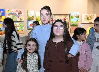 Bakı Media Mərkəzinin rəhbəri Arzu Əliyeva və Alena Əliyeva “Rənglərdə yaşanan 10 il” mövzusunda keçirilən sərgidə iştirak ediblər