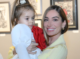 Bakı Media Mərkəzinin rəhbəri Arzu Əliyeva və Alena Əliyeva “Rənglərdə yaşanan 10 il” mövzusunda keçirilən sərgidə iştirak ediblər