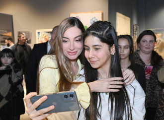 Bakı Media Mərkəzinin rəhbəri Arzu Əliyeva və Alena Əliyeva “Rənglərdə yaşanan 10 il” mövzusunda keçirilən sərgidə iştirak ediblər