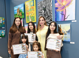 Bakı Media Mərkəzinin rəhbəri Arzu Əliyeva və Alena Əliyeva “Rənglərdə yaşanan 10 il” mövzusunda keçirilən sərgidə iştirak ediblər