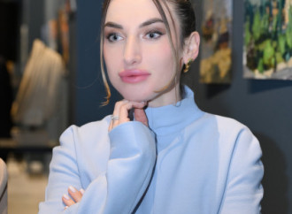 Bakı Media Mərkəzinin rəhbəri Arzu Əliyeva və Alena Əliyeva “Rənglərdə yaşanan 10 il” mövzusunda keçirilən sərgidə iştirak ediblər