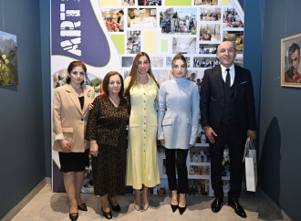 Bakı Media Mərkəzinin rəhbəri Arzu Əliyeva və Alena Əliyeva “Rənglərdə yaşanan 10 il” mövzusunda keçirilən sərgidə iştirak ediblər