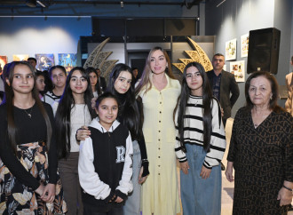 Bakı Media Mərkəzinin rəhbəri Arzu Əliyeva və Alena Əliyeva “Rənglərdə yaşanan 10 il” mövzusunda keçirilən sərgidə iştirak ediblər