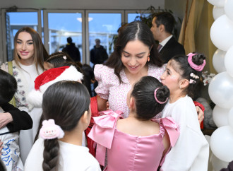 Heydər Əliyev Fondunun vitse-prezidenti Leyla Əliyeva, Bakı Media Mərkəzinin rəhbəri Arzu Əliyeva və Alena Əliyeva xüsusi qayğıya ehtiyacı olan uşaqlar üçün təşkil olunan bayram şənliyində iştirak ediblə