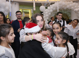 Heydər Əliyev Fondunun vitse-prezidenti Leyla Əliyeva, Bakı Media Mərkəzinin rəhbəri Arzu Əliyeva və Alena Əliyeva xüsusi qayğıya ehtiyacı olan uşaqlar üçün təşkil olunan bayram şənliyində iştirak ediblə