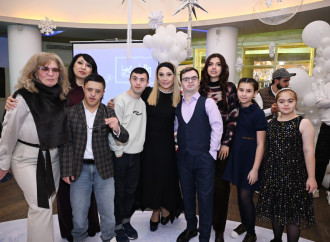 Heydər Əliyev Fondunun vitse-prezidenti Leyla Əliyeva, Bakı Media Mərkəzinin rəhbəri Arzu Əliyeva və Alena Əliyeva xüsusi qayğıya ehtiyacı olan uşaqlar üçün təşkil olunan bayram şənliyində iştirak ediblə