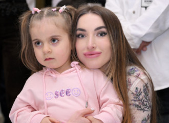 Heydər Əliyev Fondunun vitse-prezidenti Leyla Əliyeva, Bakı Media Mərkəzinin rəhbəri Arzu Əliyeva və Alena Əliyeva xüsusi qayğıya ehtiyacı olan uşaqlar üçün təşkil olunan bayram şənliyində iştirak ediblə