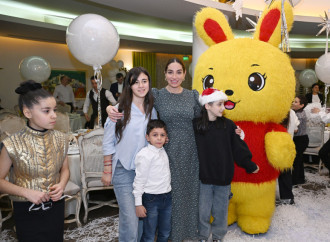 Heydər Əliyev Fondunun vitse-prezidenti Leyla Əliyeva, Bakı Media Mərkəzinin rəhbəri Arzu Əliyeva və Alena Əliyeva xüsusi qayğıya ehtiyacı olan uşaqlar üçün təşkil olunan bayram şənliyində iştirak ediblə