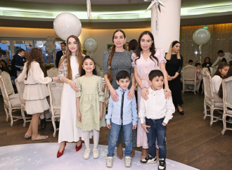 Heydər Əliyev Fondunun vitse-prezidenti Leyla Əliyeva, Bakı Media Mərkəzinin rəhbəri Arzu Əliyeva və Alena Əliyeva xüsusi qayğıya ehtiyacı olan uşaqlar üçün təşkil olunan bayram şənliyində iştirak ediblə