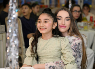 Heydər Əliyev Fondunun vitse-prezidenti Leyla Əliyeva, Bakı Media Mərkəzinin rəhbəri Arzu Əliyeva və Alena Əliyeva xüsusi qayğıya ehtiyacı olan uşaqlar üçün təşkil olunan bayram şənliyində iştirak ediblə