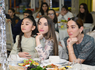 Heydər Əliyev Fondunun vitse-prezidenti Leyla Əliyeva, Bakı Media Mərkəzinin rəhbəri Arzu Əliyeva və Alena Əliyeva xüsusi qayğıya ehtiyacı olan uşaqlar üçün təşkil olunan bayram şənliyində iştirak ediblə