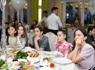 Heydər Əliyev Fondunun vitse-prezidenti Leyla Əliyeva, Bakı Media Mərkəzinin rəhbəri Arzu Əliyeva və Alena Əliyeva xüsusi qayğıya ehtiyacı olan uşaqlar üçün təşkil olunan bayram şənliyində iştirak ediblə