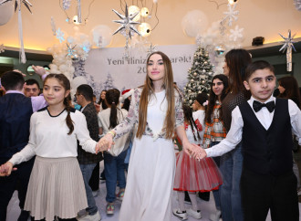 Heydər Əliyev Fondunun vitse-prezidenti Leyla Əliyeva, Bakı Media Mərkəzinin rəhbəri Arzu Əliyeva və Alena Əliyeva xüsusi qayğıya ehtiyacı olan uşaqlar üçün təşkil olunan bayram şənliyində iştirak ediblə