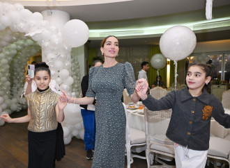 Heydər Əliyev Fondunun vitse-prezidenti Leyla Əliyeva, Bakı Media Mərkəzinin rəhbəri Arzu Əliyeva və Alena Əliyeva xüsusi qayğıya ehtiyacı olan uşaqlar üçün təşkil olunan bayram şənliyində iştirak ediblə