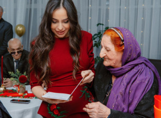 Heydər Əliyev Fondunun vitse-prezidenti Leyla Əliyeva və Bakı Media Mərkəzinin rəhbəri Arzu Əliyeva Ahıl şəxslər üçün sosial xidmət müəssisəsində bayram tədbirində iştirak ediblər