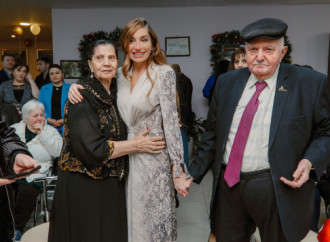 Heydər Əliyev Fondunun vitse-prezidenti Leyla Əliyeva və Bakı Media Mərkəzinin rəhbəri Arzu Əliyeva Ahıl şəxslər üçün sosial xidmət müəssisəsində bayram tədbirində iştirak ediblər