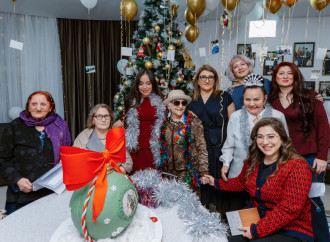 Heydər Əliyev Fondunun vitse-prezidenti Leyla Əliyeva və Bakı Media Mərkəzinin rəhbəri Arzu Əliyeva Ahıl şəxslər üçün sosial xidmət müəssisəsində bayram tədbirində iştirak ediblər