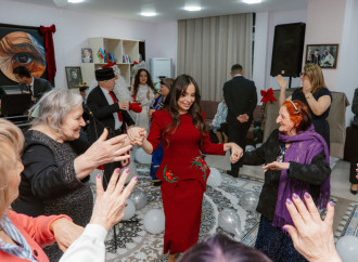 Heydər Əliyev Fondunun vitse-prezidenti Leyla Əliyeva və Bakı Media Mərkəzinin rəhbəri Arzu Əliyeva Ahıl şəxslər üçün sosial xidmət müəssisəsində bayram tədbirində iştirak ediblər