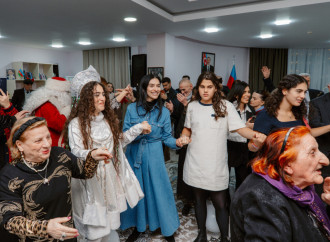 Heydər Əliyev Fondunun vitse-prezidenti Leyla Əliyeva və Bakı Media Mərkəzinin rəhbəri Arzu Əliyeva Ahıl şəxslər üçün sosial xidmət müəssisəsində bayram tədbirində iştirak ediblər